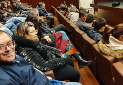 Clientes do CACI assistem à peça de teatro Amadeo(s)