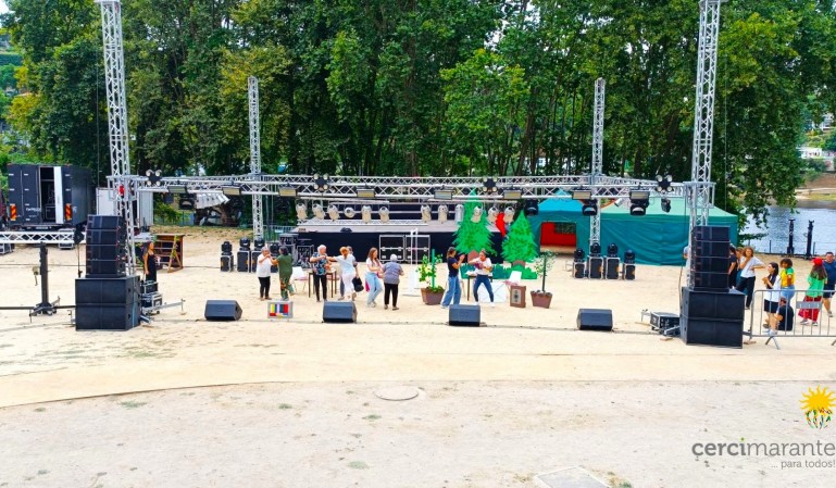 Esta noite, trazemos à Comunidade a magia e alegria do Teatro de Rua!