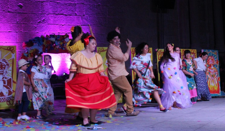 Alegria e magia do teatro trazida para a rua, pela Cercimarante