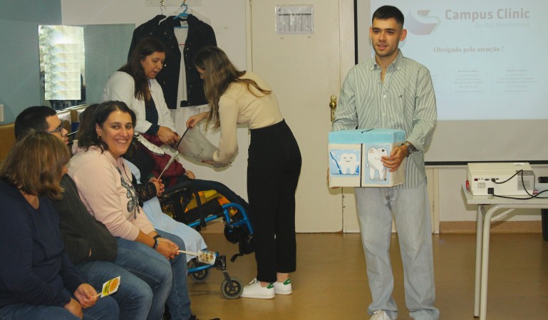 Médico dentista realiza ação de sensibilização sobre higiene oral, no CACI