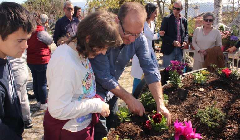 CACI comemora Dia do Pai e da Árvore com a criação de um jardim