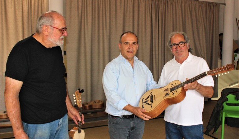Artesão da Viola Amarantina faz oferta à Cercimarante 