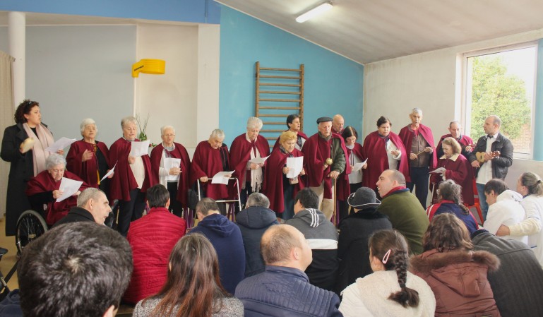 Utentes da Santa Casa da Misericórdia de Amarante cantam Janeiras no CACI