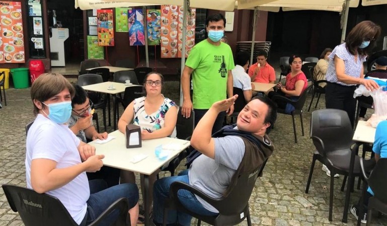 Oferta de gelados aos clientes do CACI, no “Bar do Mercado”